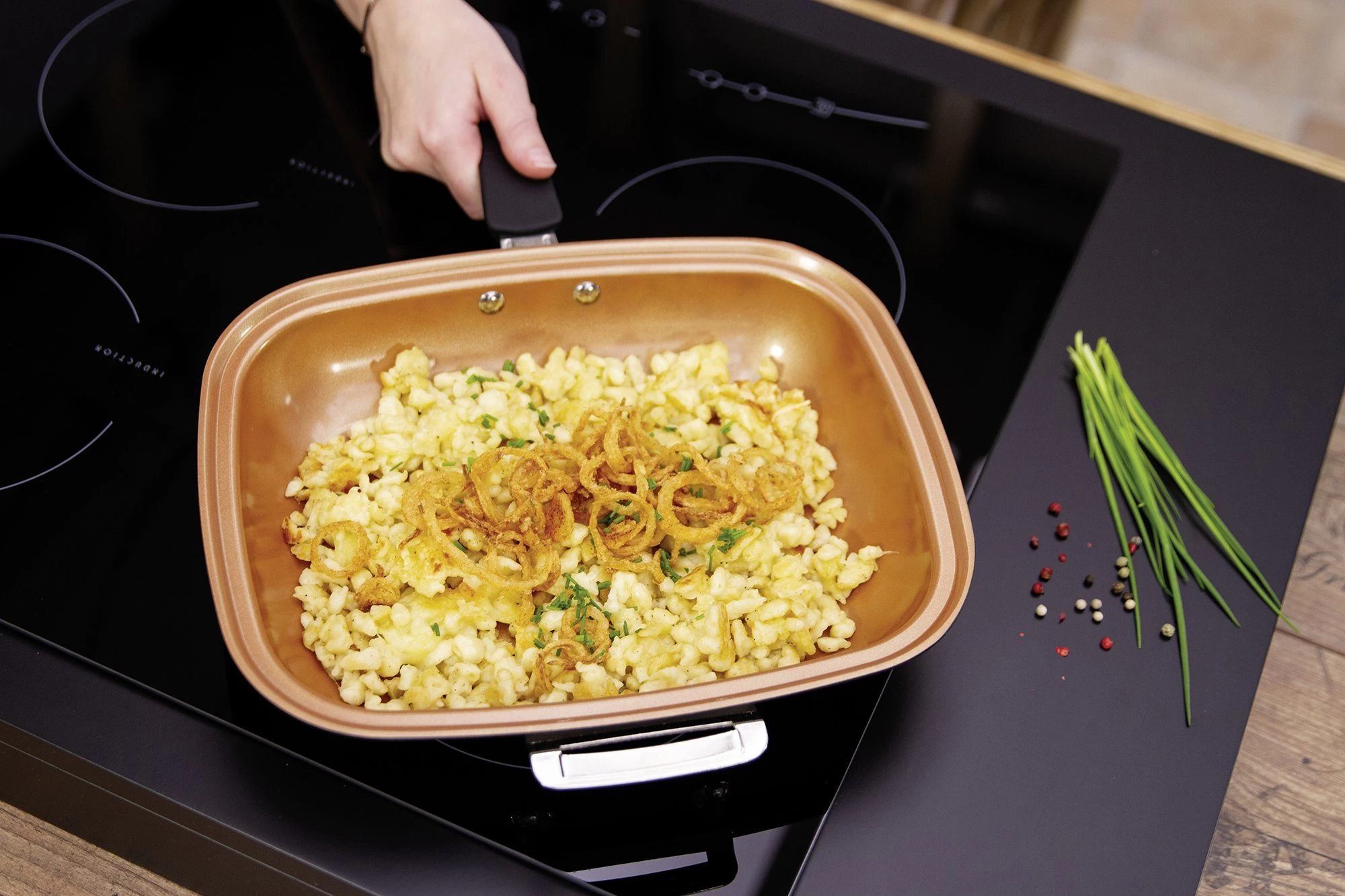 LIVINGTON Koekenpan Black Doubletta Deluxe 2-in-1 Keerbare Pan Met Frituurmandinzet En Glazen Deksel, Inductie (1-delig) 11 LIVINGTON Koekenpan Black Doubletta Deluxe 2-in-1 Keerbare Pan Met Frituurmandinzet En Glazen Deksel, Inductie (1-delig) - Afbeelding 11