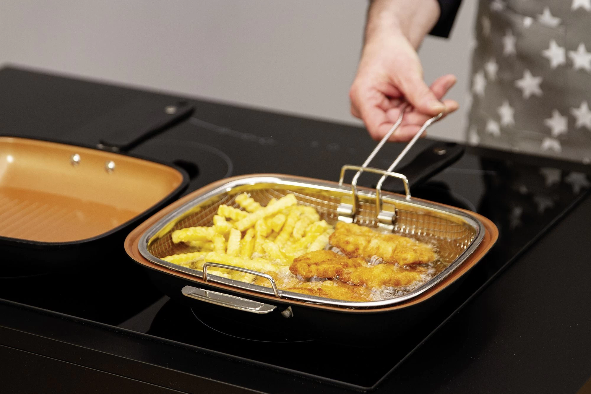LIVINGTON Koekenpan Black Doubletta Deluxe 2-in-1 Keerbare Pan Met Frituurmandinzet En Glazen Deksel, Inductie (1-delig) 12 LIVINGTON Koekenpan Black Doubletta Deluxe 2-in-1 Keerbare Pan Met Frituurmandinzet En Glazen Deksel, Inductie (1-delig) - Afbeelding 12