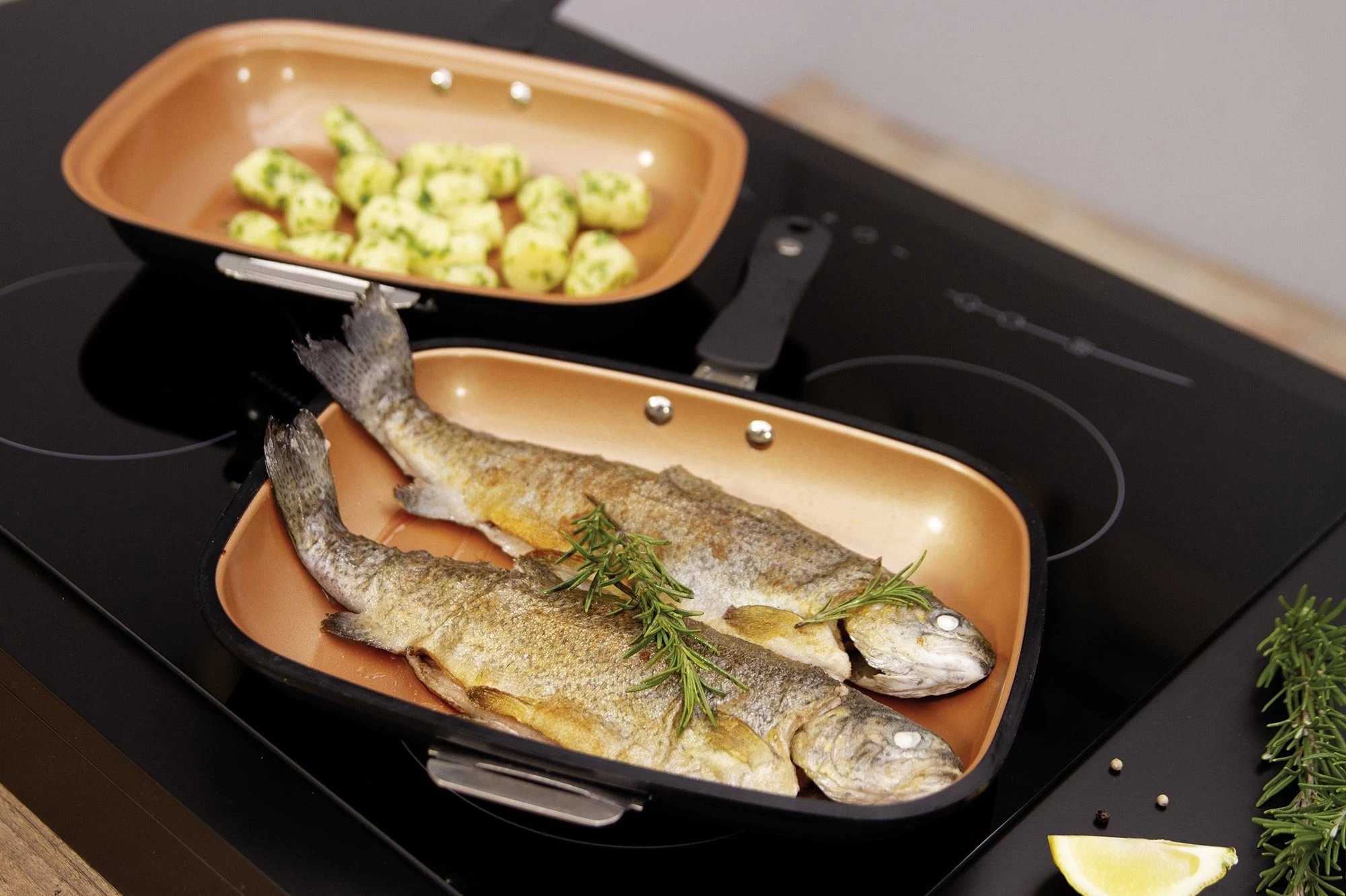 LIVINGTON Koekenpan Black Doubletta Deluxe 2-in-1 Keerbare Pan Met Frituurmandinzet En Glazen Deksel, Inductie (1-delig) 14 LIVINGTON Koekenpan Black Doubletta Deluxe 2-in-1 Keerbare Pan Met Frituurmandinzet En Glazen Deksel, Inductie (1-delig) - Afbeelding 14